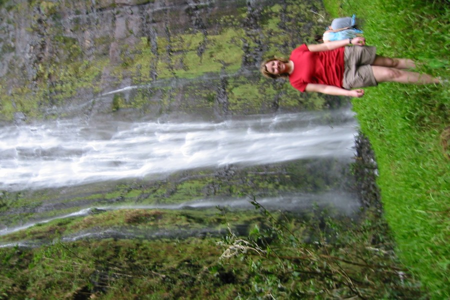 ../image/julie at waimoku falls blurry.jpg